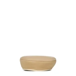 Beige hatt med asymmetrisk kant