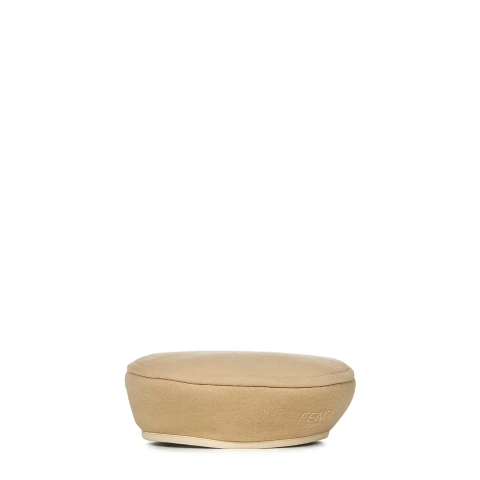 Beige hatt med asymmetrisk kant