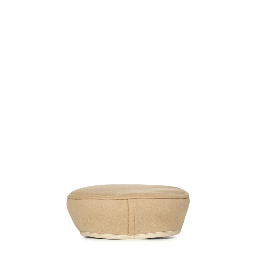 Beige hatt med asymmetrisk kant