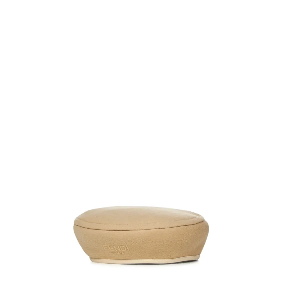 Beige hatt med asymmetrisk kant