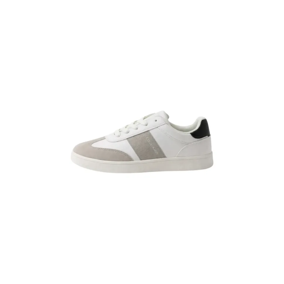 Low Cut Lace-Up Sneaker