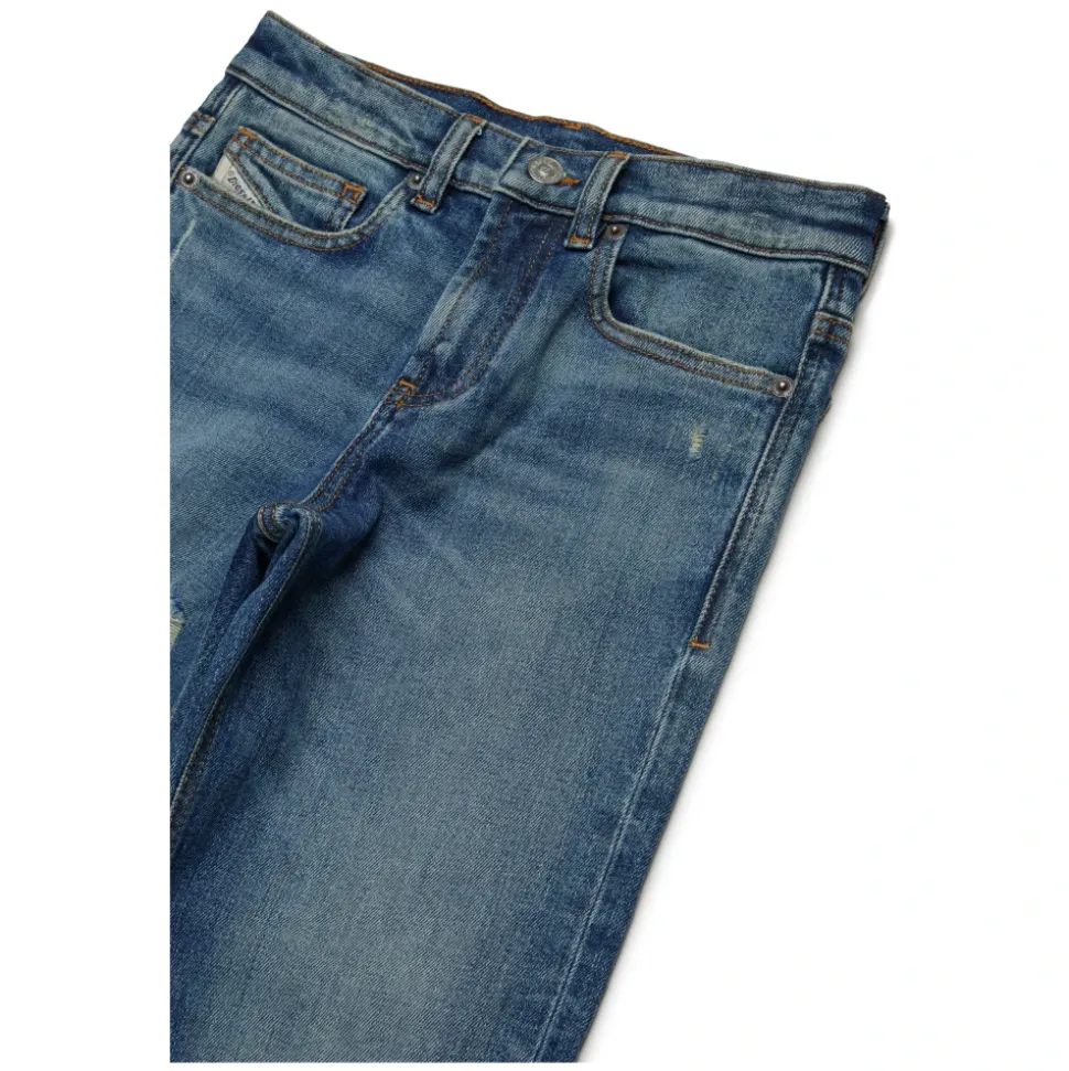 Niebieskie jeansy straight z przetarciami