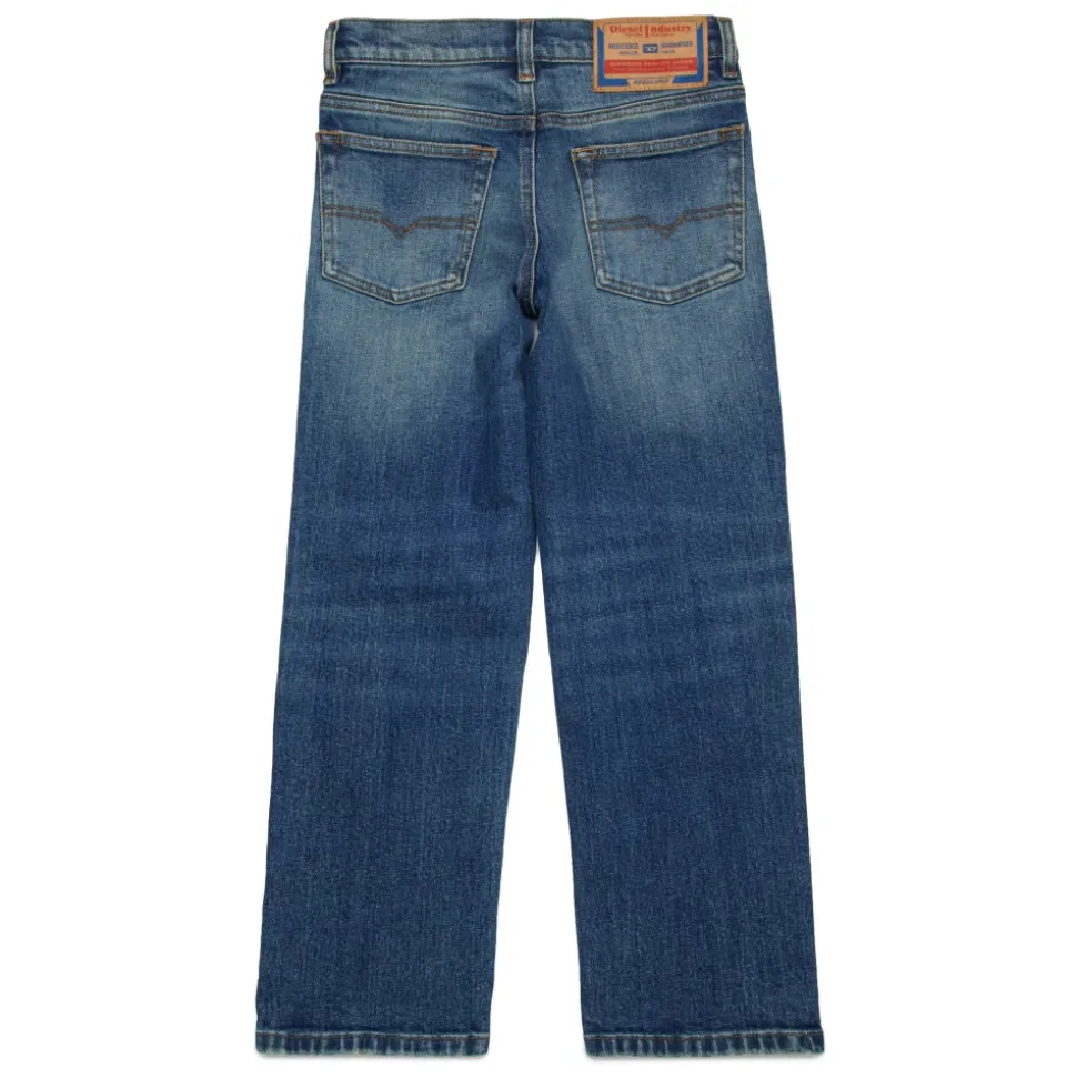 Niebieskie jeansy straight z przetarciami