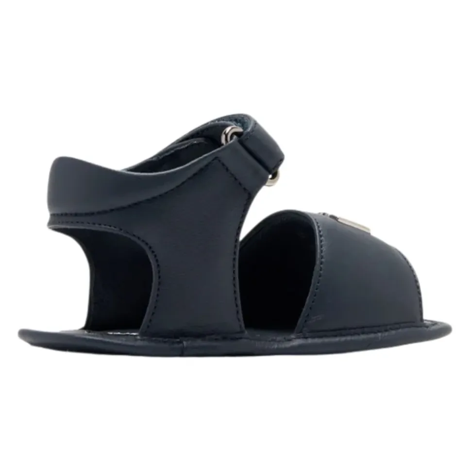 Sandaler i lammeskinn med 3D metallogo