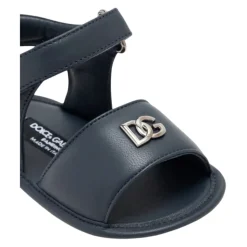 Sandaler i lammeskinn med 3D metallogo