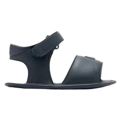 Sandaler i lammeskinn med 3D metallogo