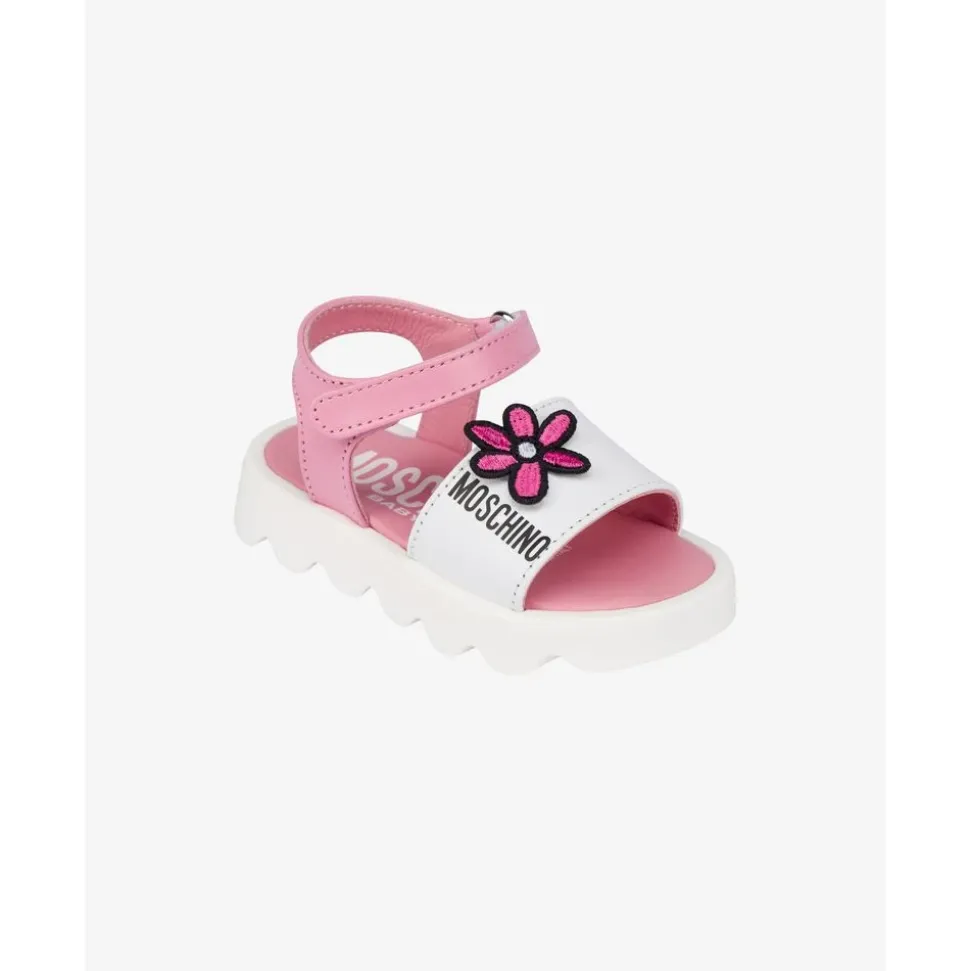 Sandaler med blomsterapplikasjoner og plattform