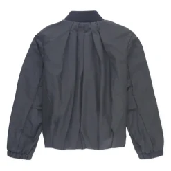 Sort jakke med brodert merke