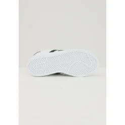 Sporty Hvite Superstar Sneakers